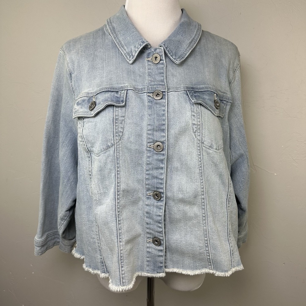 Torrid Denim Jacket Womens 4 Light Wash Frayed Hem Stretch Button Front Plus - Picture 11 of 16